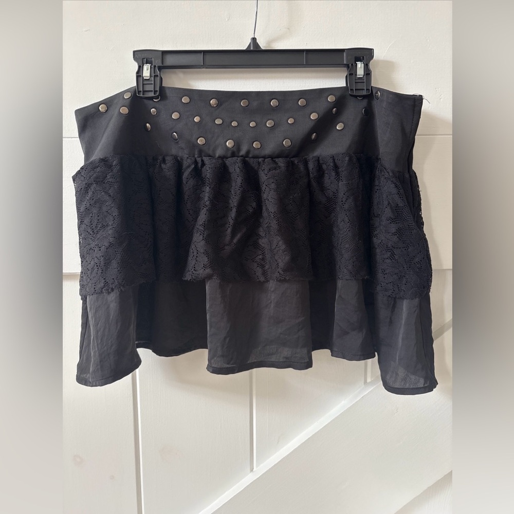Hot Topic Thread Black Tiered Mini Skirt Ruffle Lace Overlay Studded Waistband